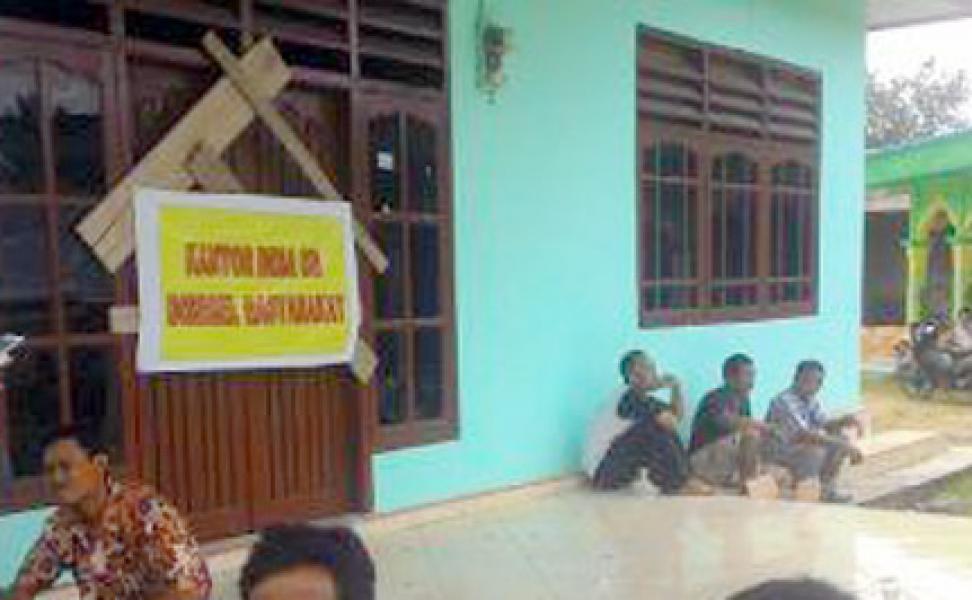 Dwi Rismawati vs Sumini, Kantor Desa Tanah Datar Disegel Warga