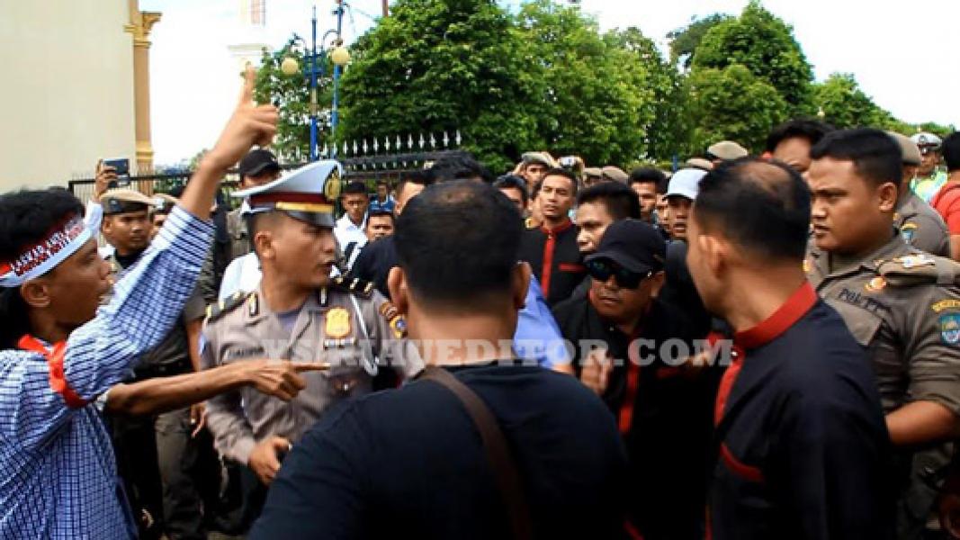 Halangi Aksi Damai Massa KOMMPAK, Segerombolan Ormas Blokade Pintu Gerbang Pemda Rohul