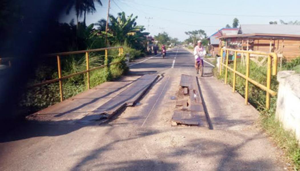 Jembatan Besi di Jalan Bintang Bagan Jawa Ancam Nyawa Pengendara