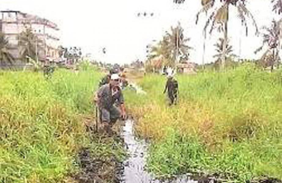 Koramil 07/Reteh Bersihkan Saluran Air di Kelurahan Pulau Kijang