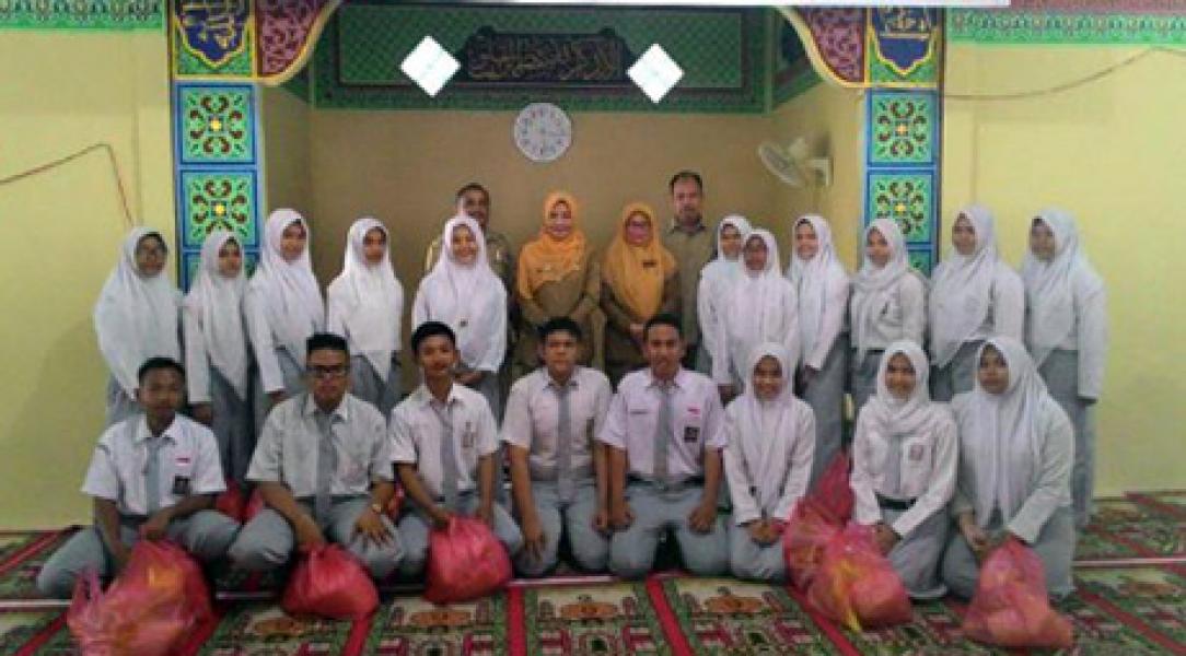 OSIS SMAN 4 Pekanbaru Taja Gerakan Berbagi Bersama