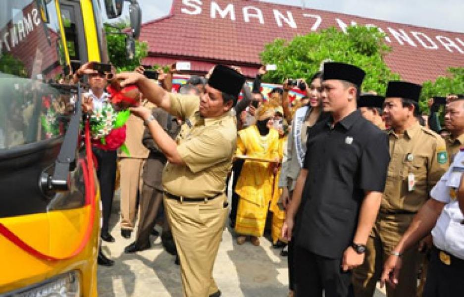 Pj Bupati Resmikan Pemakaian 2 unit Bus Sekolah Gratis di Kecamatan Mandau