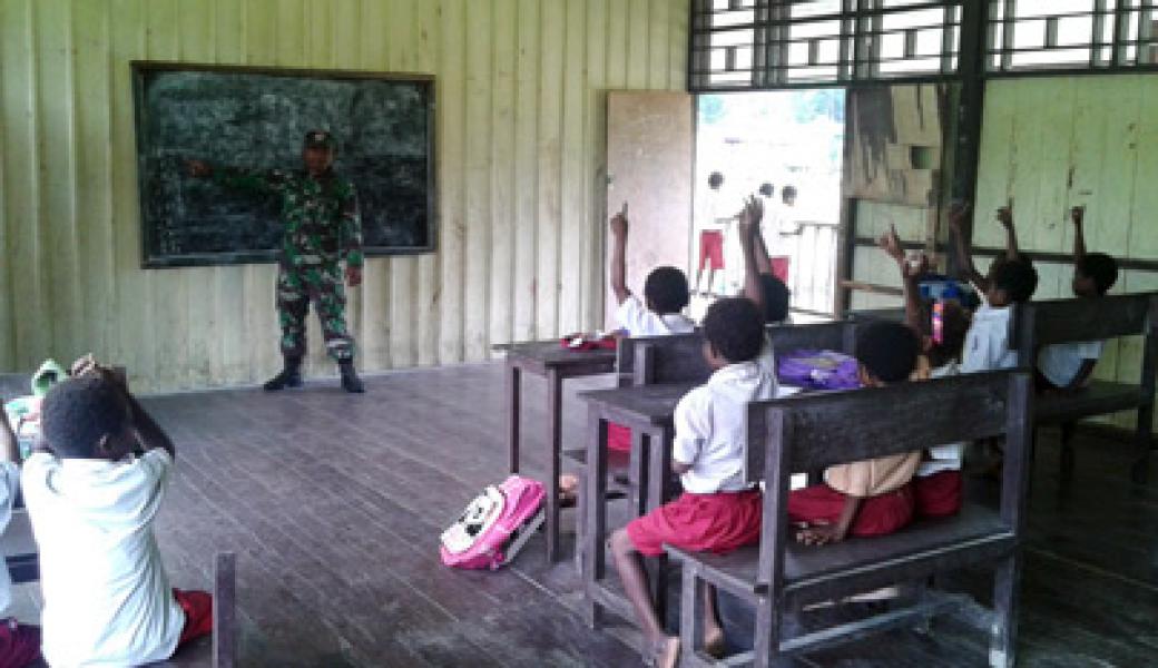 Prajurit TNI Jadi Guru di Wilayah Terpencil Perbatasan RI-PNG