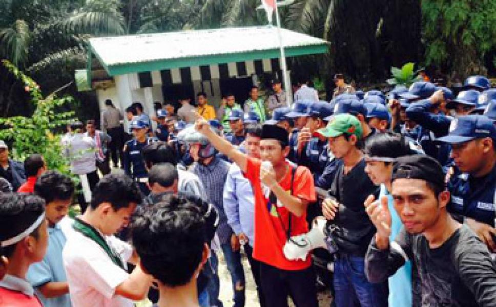 Puluhan Mahasiswa Dua Kecamatan Berdemo ke PT Musim Mas
