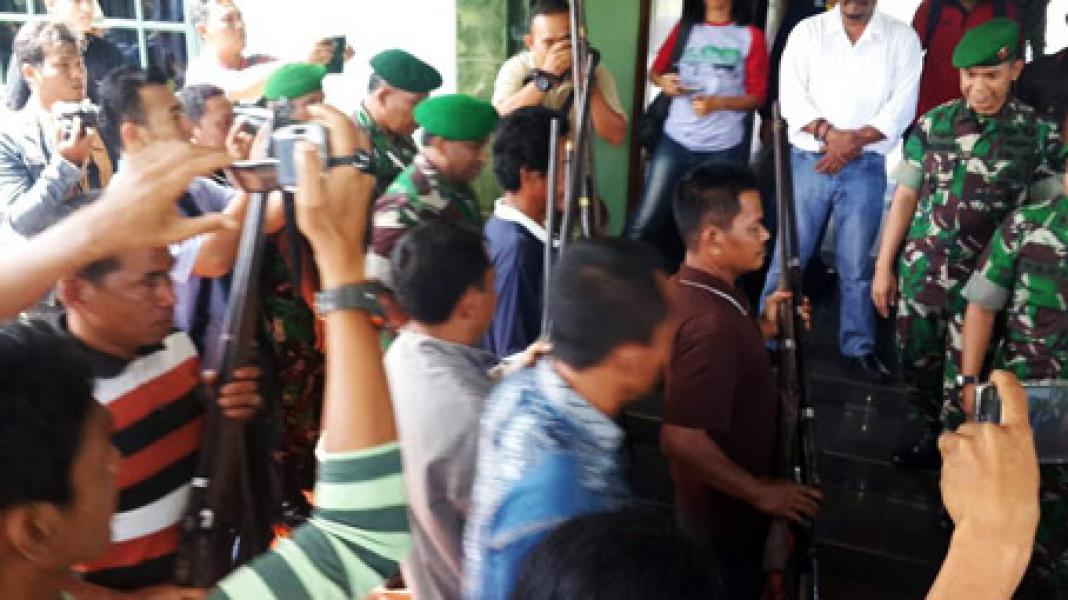 Suku Anak Dalam Serahkan Senjata Api ke Korem 042/Gapu