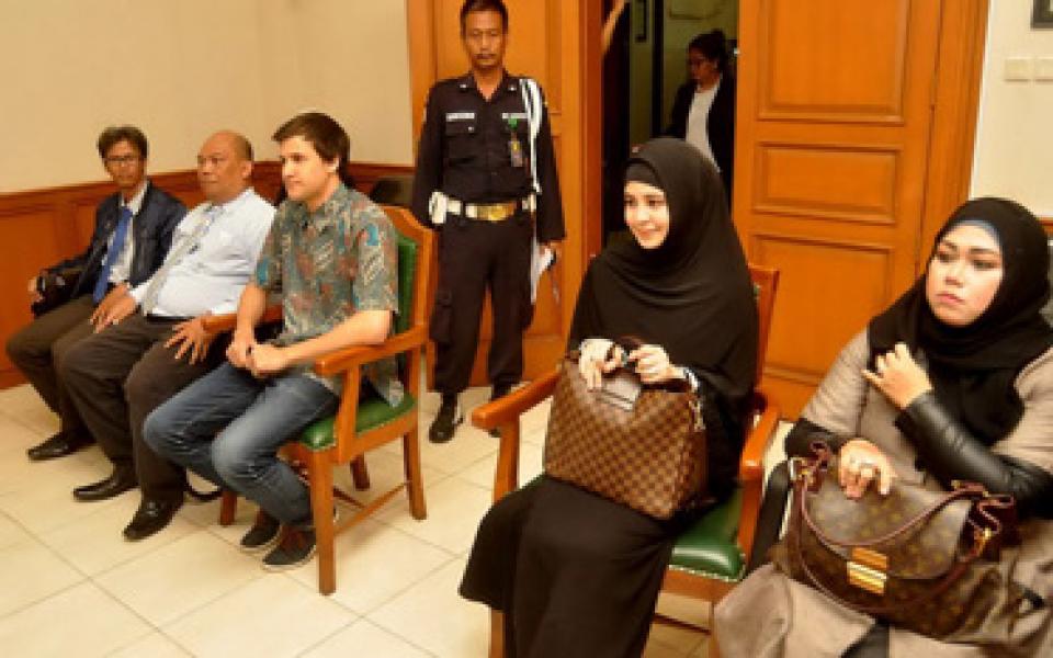 TERHEBOH: Risty Tagor Sudah Tak Akui Stuart Suaminya