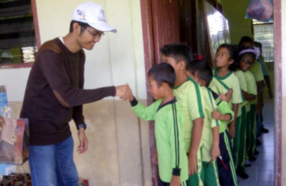 Tim PCMI Berikan Bantuan Kepada Siswa/i di SDN 15 Tanjung Darul Takzim