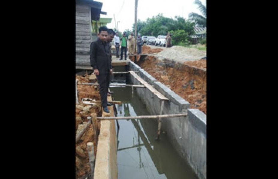 Tindak Lanjut Pernyataan Kadis PU, Komisi III Tinjau Proyek Drainase yang Roboh