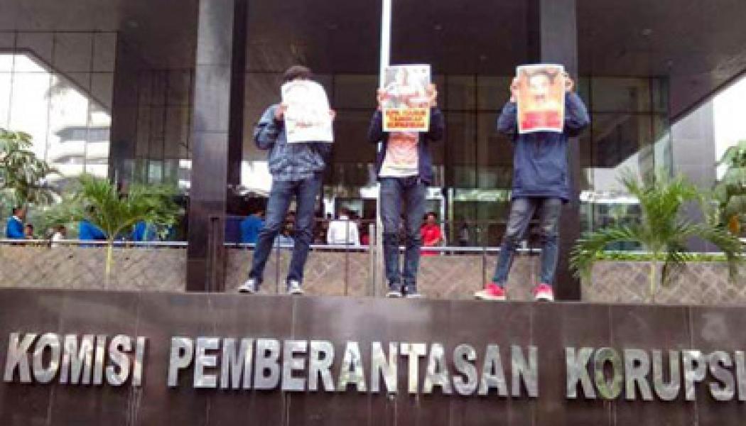 Tuntut Suparman Tersangka, Massa Generasi Muda Riau Serahkan Tikus ke KPK
