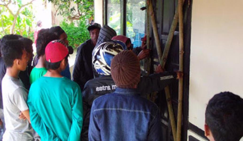 Warga Tanah Datar Kecewa, Kantor Desa Disegel Sekelompok Orang