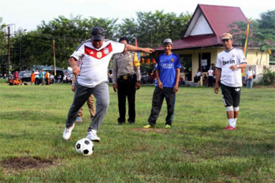 Alfedri Buka Turnamen Bola Kaki Old Star 37 Kampung Rempak