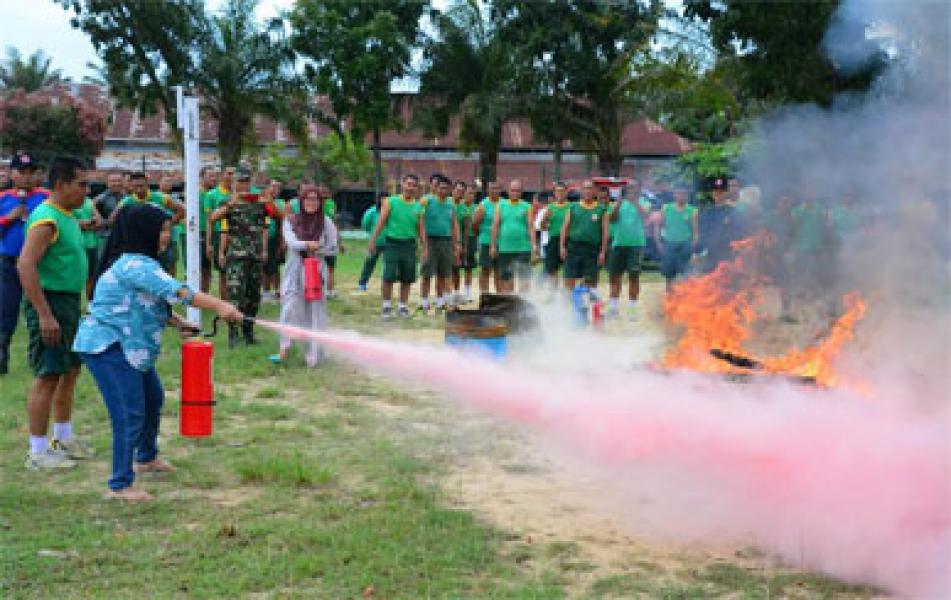 Antusias Ibu-Ibu Dalam Belajar Simulasi Antisipasi Kebakaran