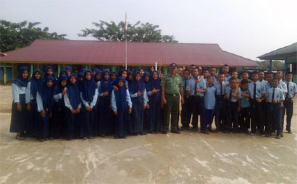 Babinsa Koramil 01/Rengat Latih PBB Siswa Siswi MTs Tahriqul Hidayah