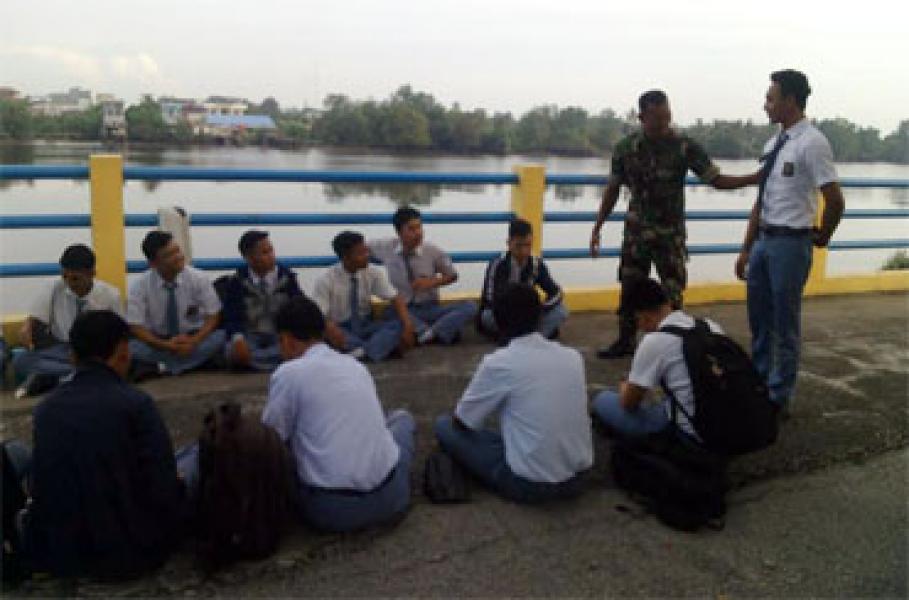 Babinsa Koramil 03/Siak Berikan Materi Bela Negara Kepada Siswa-Siswi SMAN 1 Siak  