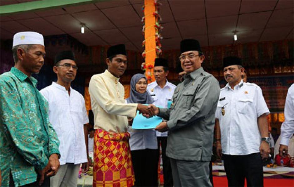 Bupati HM Wardan Serahkan Bantuan Alat Berat dan Sertifikat Tanah Di Kecamatan Tanah Merah 
