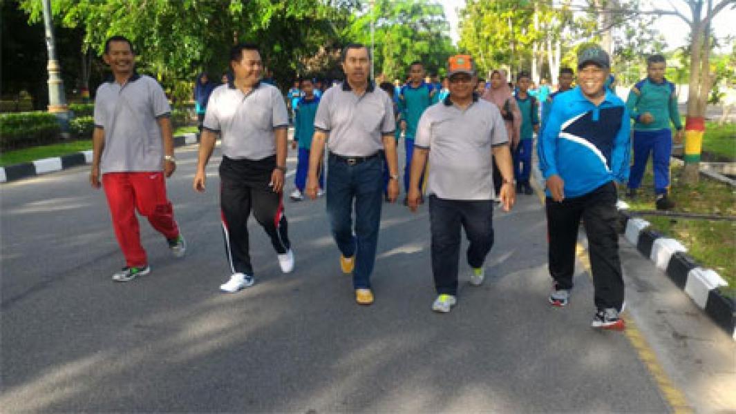 Bupati Syamsuar Lepas Peserta Jalan Sehat Hari Amal Bhakti ke 71
