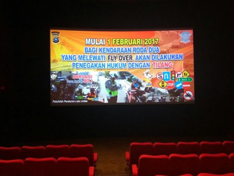 Gandeng Pengelola Bioskop, Satlantas Polresta Pekanbaru Tayangkan Slide Sosialisasi Rambu Larangan Di Fly Over 