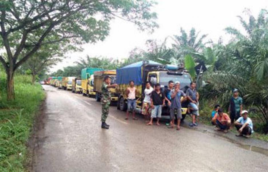 Jalur Tembilahan-Rengat Lumpuh, Ini Upaya Babinsa Koramil 03/Tempuling