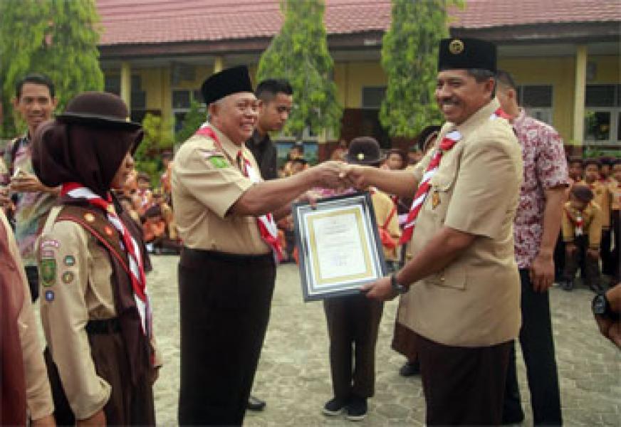Ketua Kwarcab Siak Serahkan Penghargaan Tingkat Nasional ke SDN 01 Lubuk Dalam