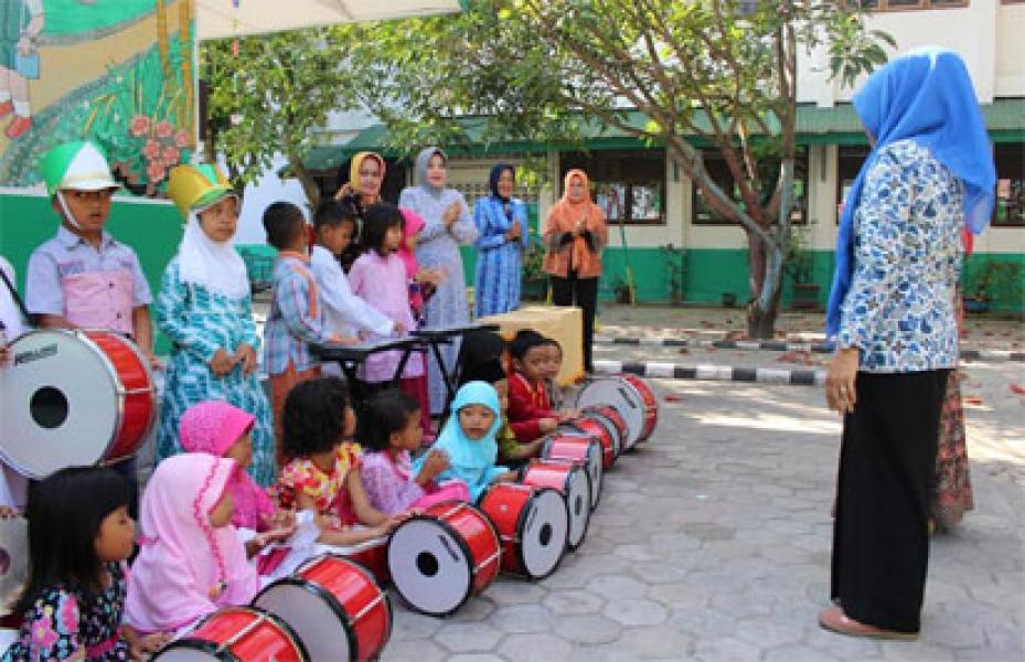 Ketua Persit KCK Koorcabrem 031 PD I Bukit Barisan Serahkan Drumband ke TK Kartika Jaya