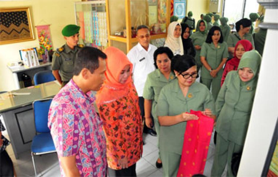 Ketua Persit KCK PD I/BB, Kagumi Hasil Kerajinan UKM Binaan Dekranasda Riau