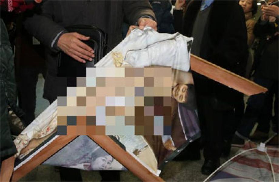 Lukisan Bugil Presiden Korea Selatan Picu Kontroversi