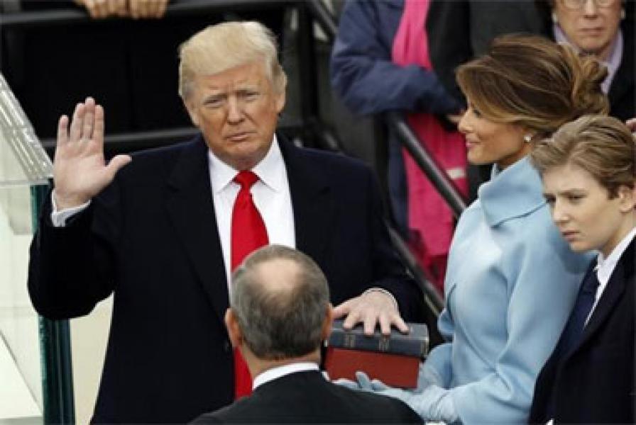 Saat Trump Mendengarkan Ayat Suci Alquran