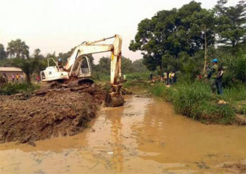 Satgas Kizi TNI di Afrika Tengah Laksanakan Bersih-Bersih Sungai  