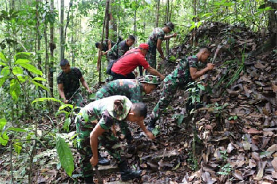 Yonif 132/BS Laksanakan Karya Bhakti di Hutan Adat Ghimbo Photai