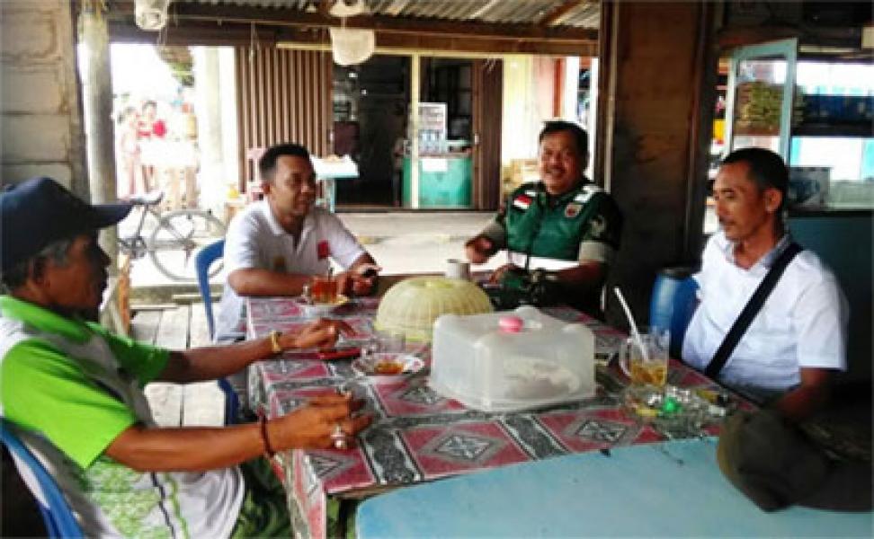 Babinsa Koramil 04/Kuindra Gelar Komsos Bersama Masyarakat Desa Tanjung Lajau