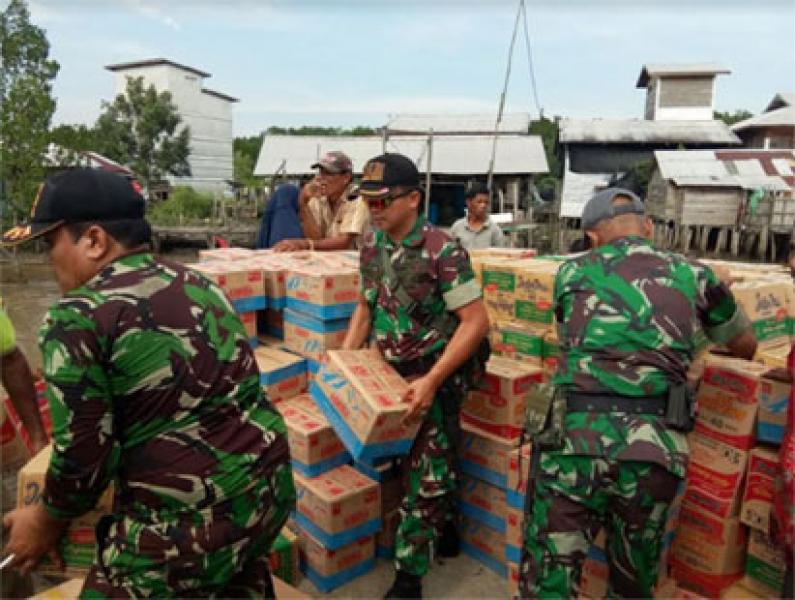 Babinsa Koramil 08/Mandah Turut Membantu Penyaluran Bantuan Korban Kebakaran