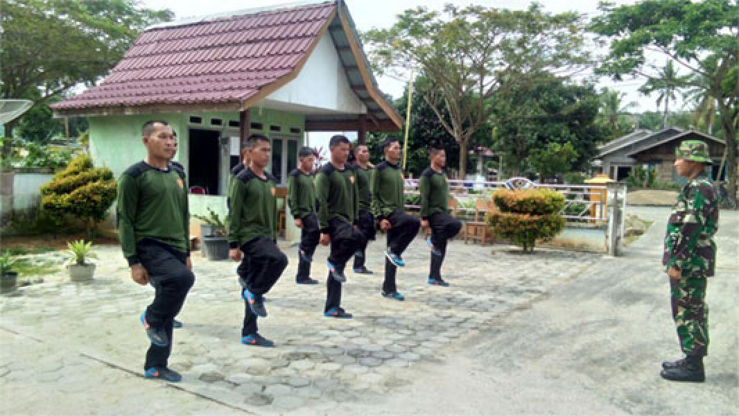 Babinsa Koramil Bukit Batu Berikan Pelatihan PBB Kepada Linmas