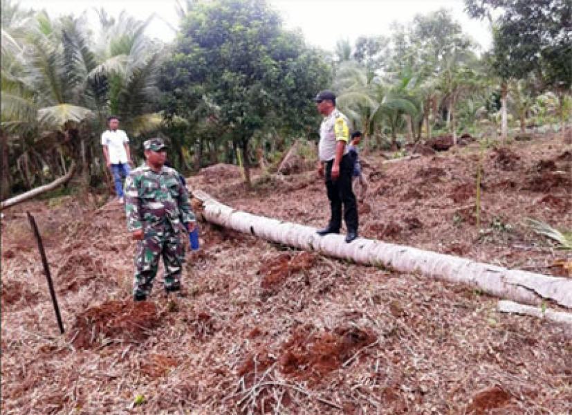 Babinsa dan Bhabinkamtibmas Bersama Masyarakat Kuala Enok Patroli Karhutla 
