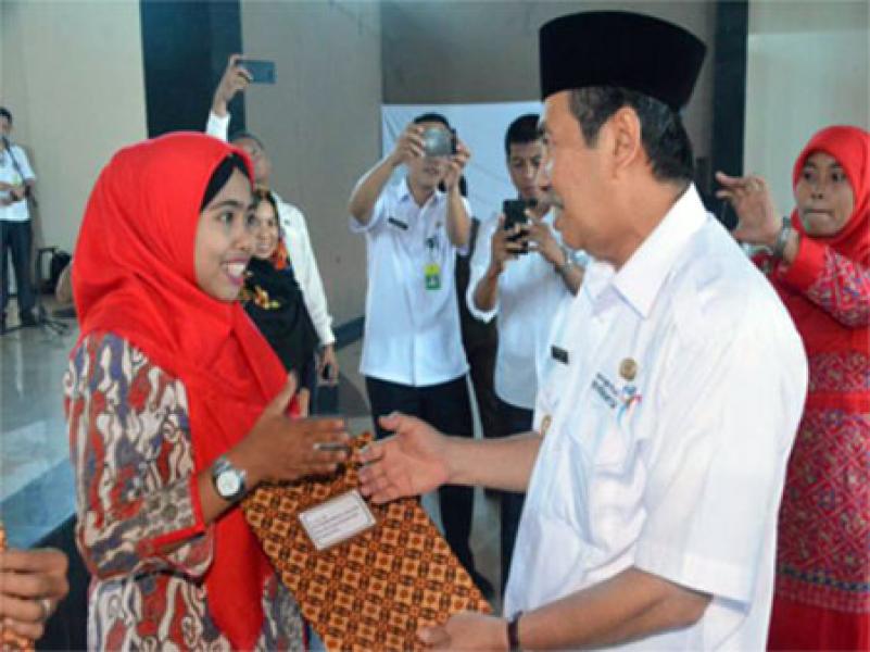 Bupati Siak Serahkan SK Guru PTT Kabupaten 2017