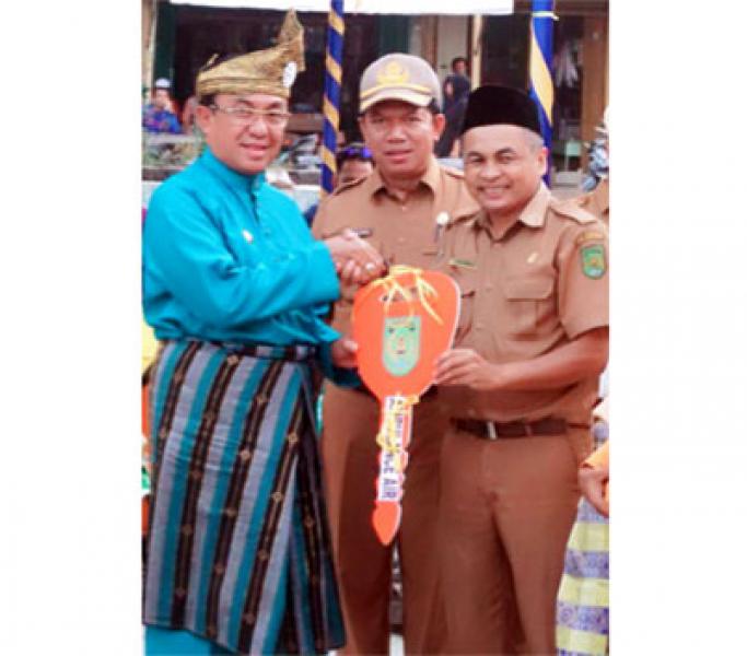 Bupati Wardan Serahkan Ambulance Air Kepada RSUD Tengku Sulung Pulau Kijang
