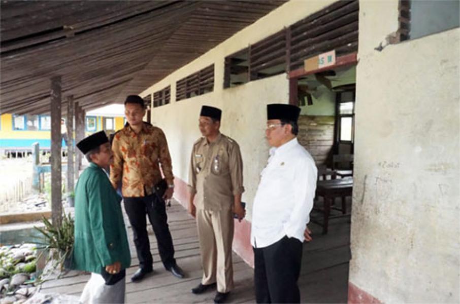 Bupati Wardan Tinjau Bangunan SDN 011 Desa Sungai Ambat yang Rusak Parah