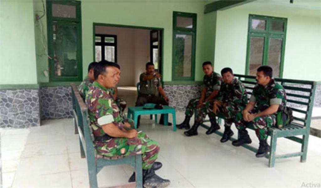 Danramil 07/Reteh Memberikan Jam Komandan Kepada Seluruh Anggota Koramil Pwk Slensen