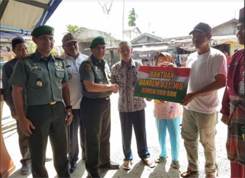 Danrem 031/Wira Bima Serahkan Bantuan Pada Korban Kebakaran Di Tembilahan