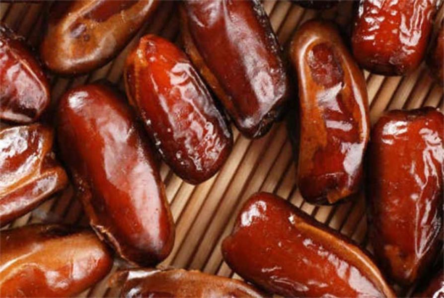 Daripada Kencing Unta, Lebih Baik Minum Sari Kurma