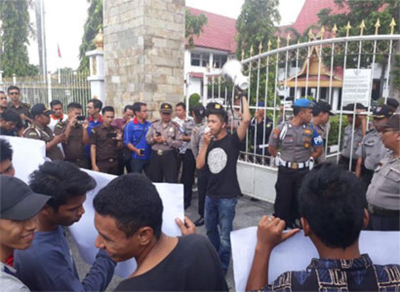 Dituding Umroh dari Dana SF Haryanto, Aspidsus Kejaksaan Tinggi Riau Polisikan Demonstran