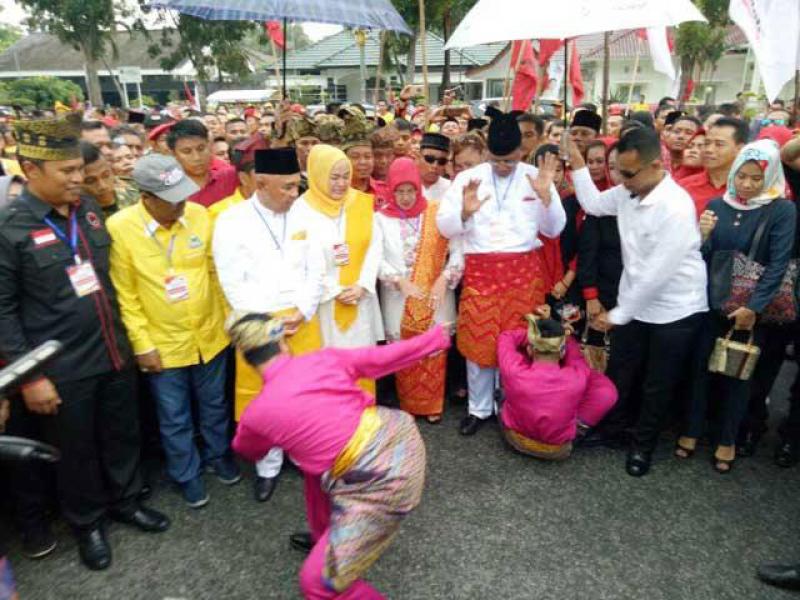 Giliran Petahana Andi Rachman - Suyatno Mendaftar Di KPU Riau