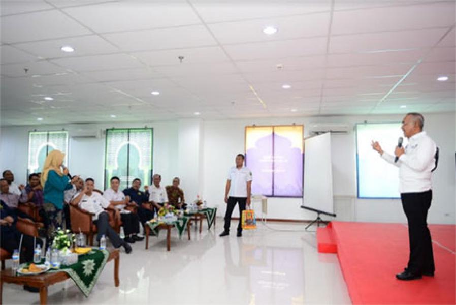Gubernur Riau Arsyadjuliandi Rachman Bagi-bagi Door Prize Di Kampus UMRI  
