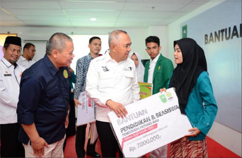 Gubri Andi Rachman Serahkan Beasiswa kepada 178 Mahasiswa UMRI