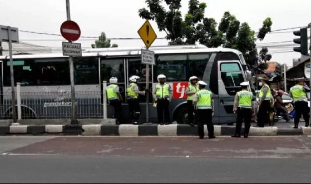 Hadang Penerobos Jalur Busway, Polisi Diseret hingga 10 Meter dengan Mobil