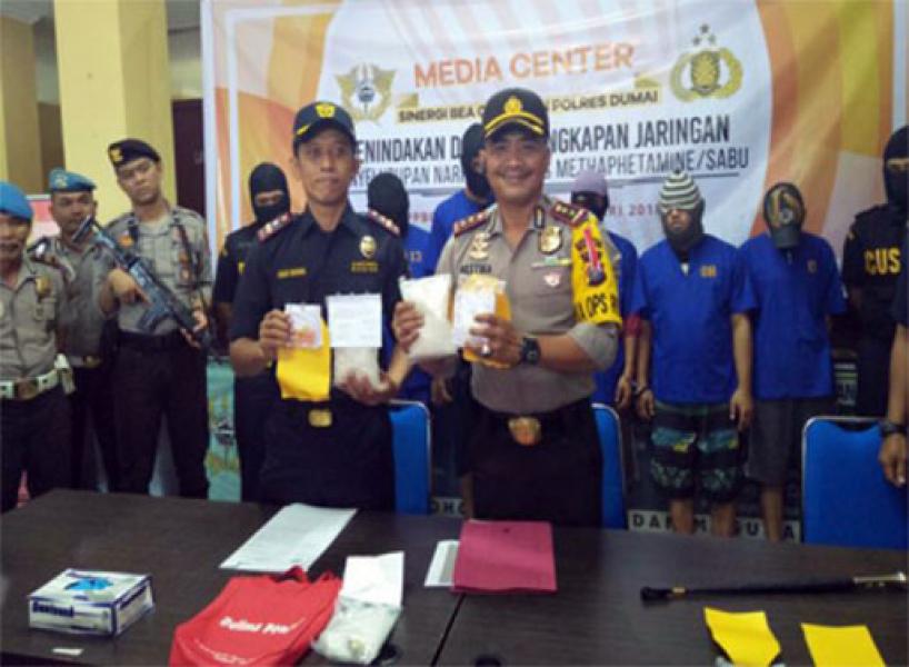 KPPBC dan Polres Dumai Gagalkan Peredaran 885,2 Gram Sabu dan 30 Pil Ekstasi