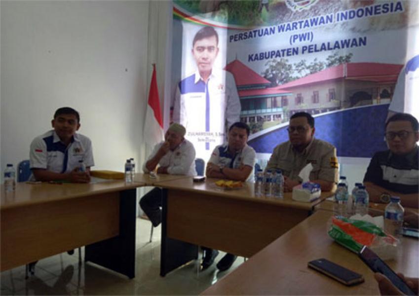 LE Next Gubri Zaman Now Kunjungi PWI Pelalawan