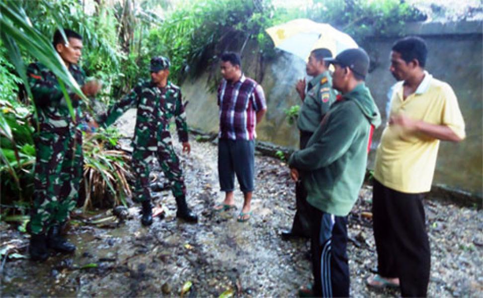 Meski Diguyur Hujan, Danramil 02 Rambah Tetap Tinjau Rencana Karya Bhakti TNI