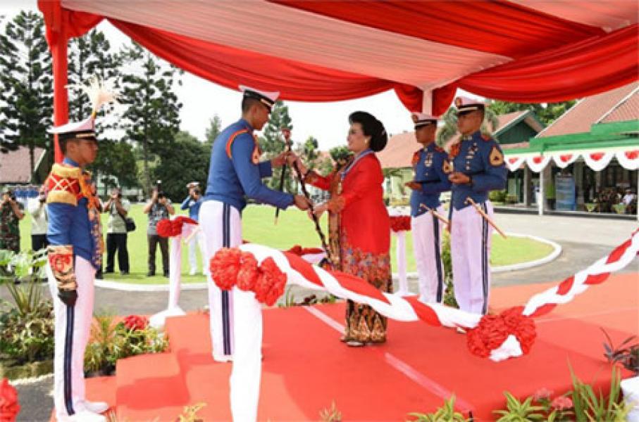 Ny. Nanny Hadi Tjahjanto Dikukuhkan sebagai Ibu Kehormatan Taruna Akademi TNI