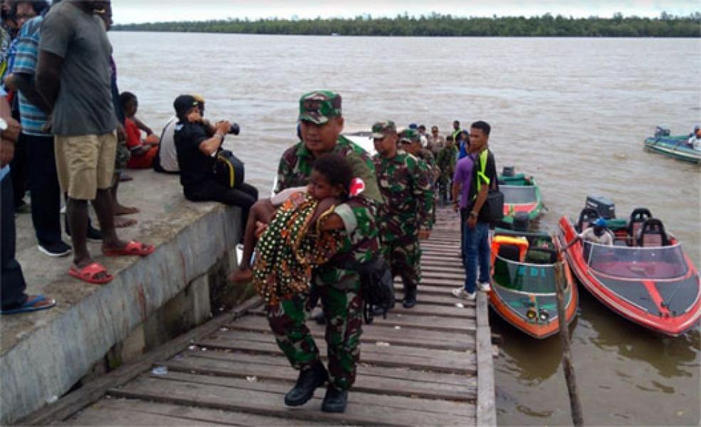 Satgas Kesehatan TNI Evakuasi Pasien Ke RSUD Agats