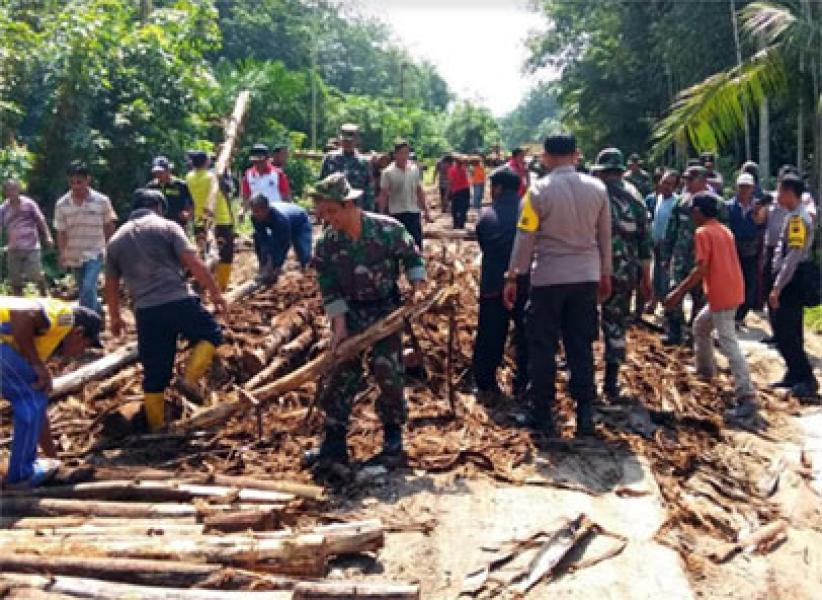 TNI dan Polri Bersama Masyarakat Goro Perbaiki Jembatan Rusak di Rupat
